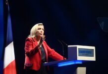 “Nous avons besoin d’un retour aux urnes”, clame Marine Le Pen lors de son discours de rentrée