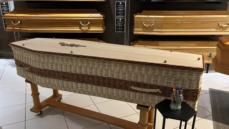 Le cercueil en osier de la Vannerie Candas est exposé à Abbeville, dans une agence funéraire, où il suscite le plus grand intérêt.